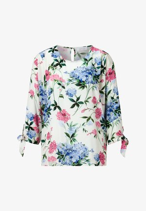 Blumenbluse mit Rundhalsausschnitt, 3/4-Ärmeln mit Bindebanddetails, überwiegend weißem Hintergrund mit blauen und pinken Blumen, leichtes Material.