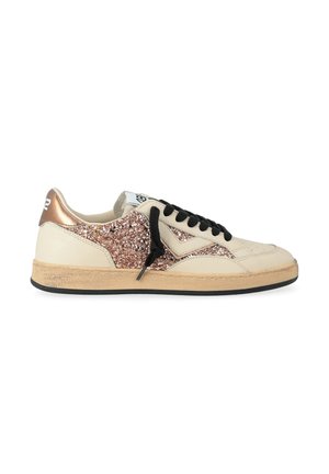 Sneaker a bassa chiusura in pelle beige, pannelli con glitter rosa dorato, lacci neri e una suola beiga leggermente usurata.
