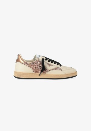 Sneaker a bassa chiusura in pelle beige, pannelli con glitter rosa dorato, lacci neri e una suola beiga leggermente usurata.