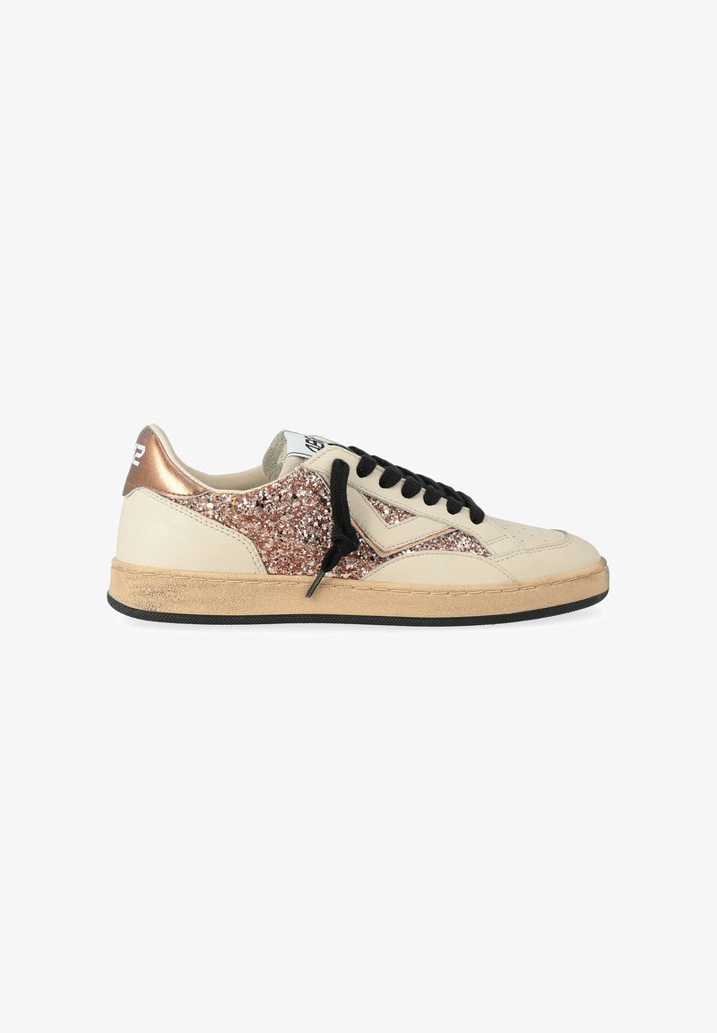 Sneaker a bassa chiusura in pelle beige, pannelli con glitter rosa dorato, lacci neri e una suola beiga leggermente usurata.