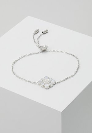 Bracelet en chaîne argentée ajustable avec un pendentif central en forme de fleur orné de petites pierres blanches rondes et d'un groupe central de cristaux clairs.