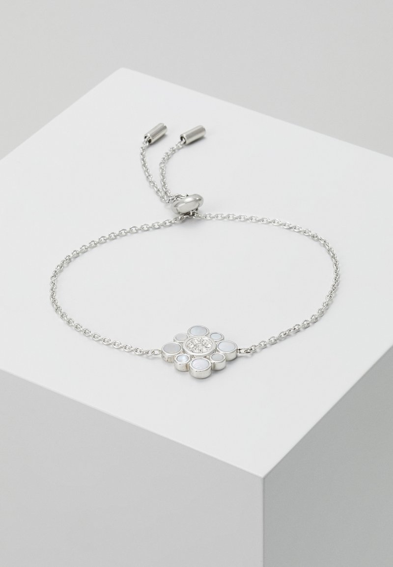 Bracelet en chaîne argentée ajustable avec un pendentif central en forme de fleur orné de petites pierres blanches rondes et d'un groupe central de cristaux clairs.