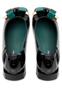Des ballerines en cuir verni noir avec un bout carré, des accents turquoise ayant des formes géométriques, et une doublure intérieure texturée.
