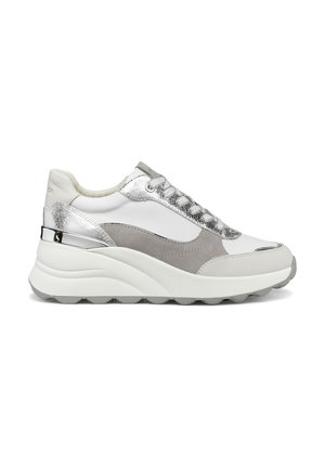 Sneakers con tomaia in pelle bianca, dettagli in suede grigio, particolari metallici argentati e suola spessa in gomma con design ondulato.