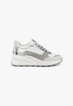 Zapatillas deportivas con parte superior de cuero blanco, detalles en ante gris, detalles metálicos plateados y una suela gruesa de goma con diseño ondulado.