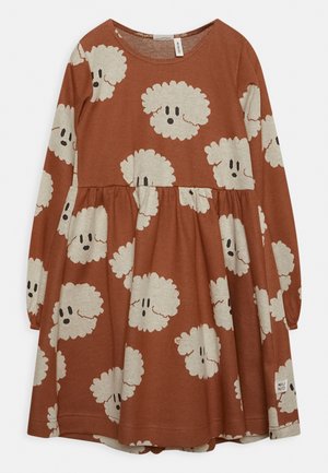 Brązowa sukienka z długim rękawem, zdobiona kremowym wzorem chmur z twarzami. Rozkloszowana spódnica i okrągły dekolt; miękki, lekki materiał.