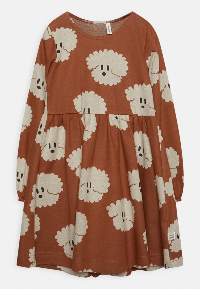 Robe marron à manches longues avec un motif de nuages crème ornés de visages. Jupe évasée et encolure ronde ; tissu doux et léger.