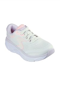 Scarpa da corsa grigia chiara con accenti rosa, superiore in rete, colletto imbottito e una robusta suola in gomma bianca. Presenta una finitura testurizzata e lacci.