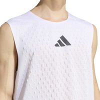 Débardeur blanc de sport avec des motifs ovales en relief et un logo Adidas noir sur la poitrine, porté par un mannequin.