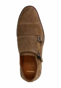 Chaussure double boucle en daim brun avec boucles en argent, bout rond et doublure en cuir lisse. Couleur unie sans motifs visibles.
