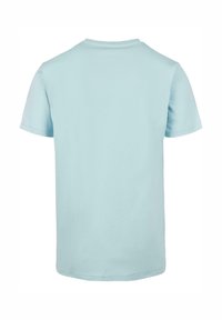 Světle modré bavlněné tričko, krátké rukávy, klasický kulatý výstřih, hladká textura, jednobarevné, bez viditelných vzorů nebo ozdob.