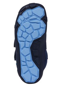 Schuhsohle mit einer dunklen marineblauen Gummiunterseite, einem strukturierten hellblauen Traktionsmuster und erhöhten geometrischen Formen für besseren Halt.