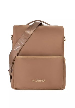 Zaino Valentino color talpa dalla forma quadrata con tasca frontale e tracolla regolabile con logo Valentino.