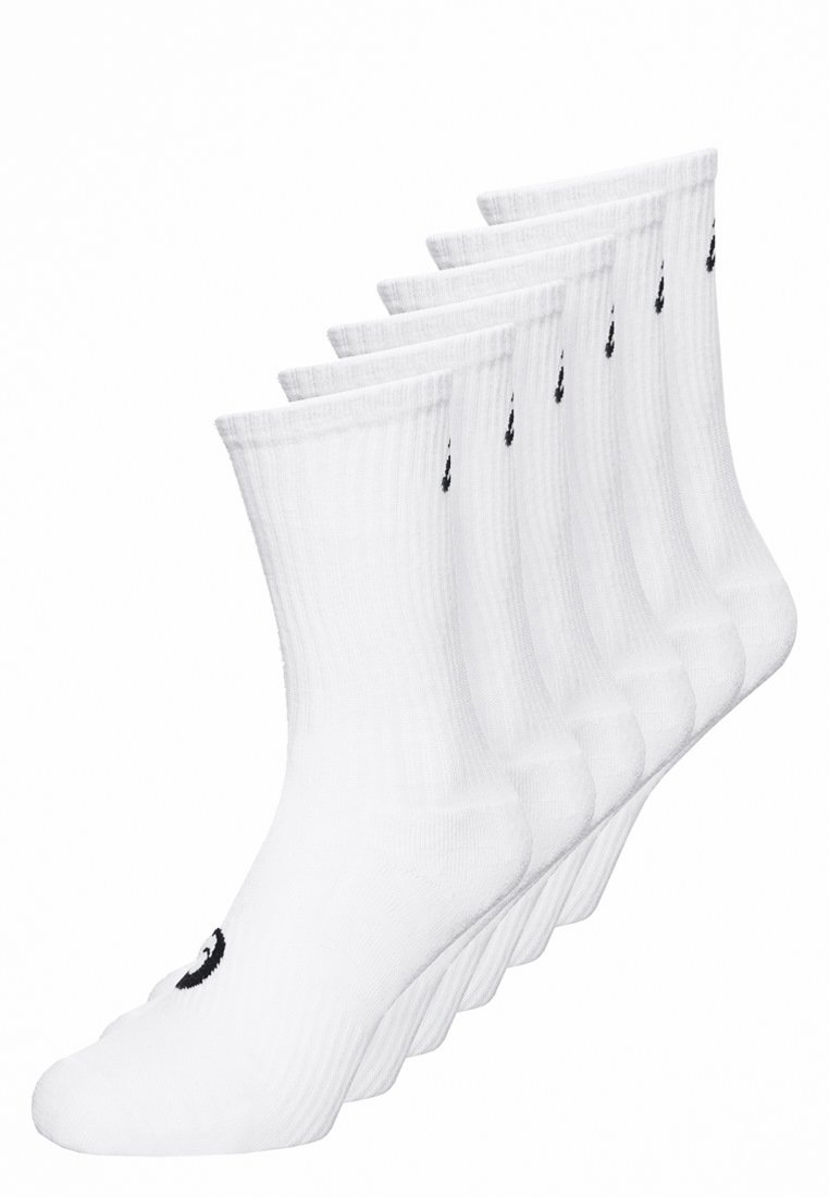 Weiße Crew-Socken mit gerippter Struktur, die ein schwarzes Logo am Knöchel zeigen. Ein Set aus fünf Paaren, die in einer versetzten Anordnung angeordnet sind.