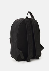 Zaino nero con un'esterno in tessuto liscio, schienale in rete imbottito e spallacci sagomati. Presenta tasche laterali e una maniglia per il trasporto superiore.