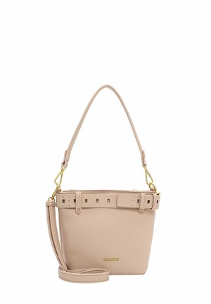 Sac à main en cuir beige avec des anses courtes et longues, une quincaillerie dorée, un détail de ceinture décoratif et un petit logo doré sur le devant.
