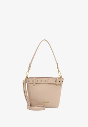 Sac à main en cuir beige avec des anses courtes et longues, une quincaillerie dorée, un détail de ceinture décoratif et un petit logo doré sur le devant.