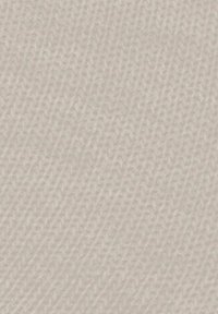 Tessuto grigio chiaro lavorato a maglia con una trama diagonale a coste, che mostra dettagli fini del filato e un motivo morbido e uniforme.