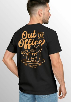 Schwarzes T-Shirt mit orangefarbener Grafik und dem Text "Out of Office" sowie einer Cartoon-Katze auf einem Skateboard mit dem Spruch "Zeit Spaß zu haben."