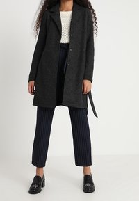 Vero Moda Klassisk frakke - mottled dark grey