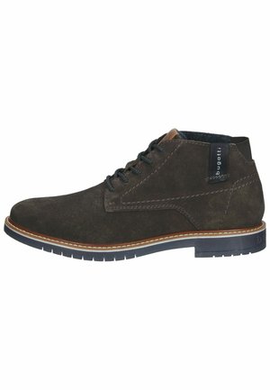 Bottines en cuir suédé marron avec un bout arrondi, des lacets gris contrastants, des accents cousus et une semelle en caoutchouc avec un motif de traction subtil.