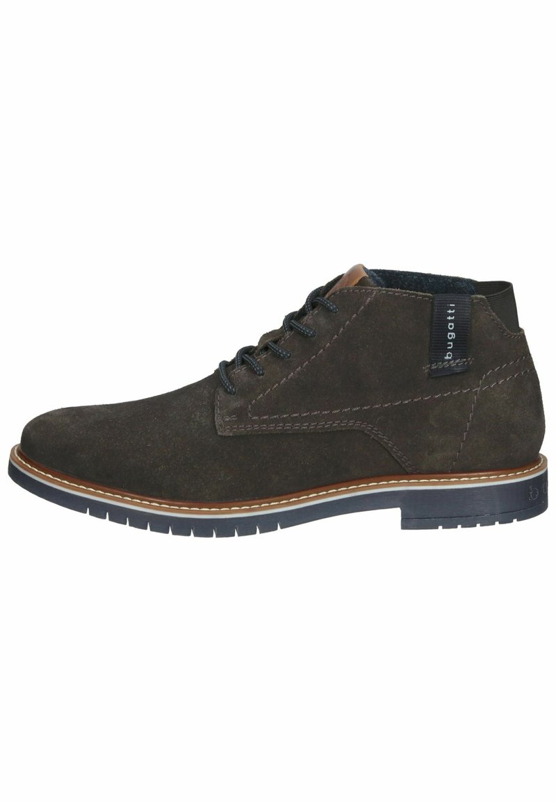 Botas de tobillo de ante marrón con punta redonda, cordones grises contrastantes, detalles cosidos y suela de goma con un sutil patrón de tracción.