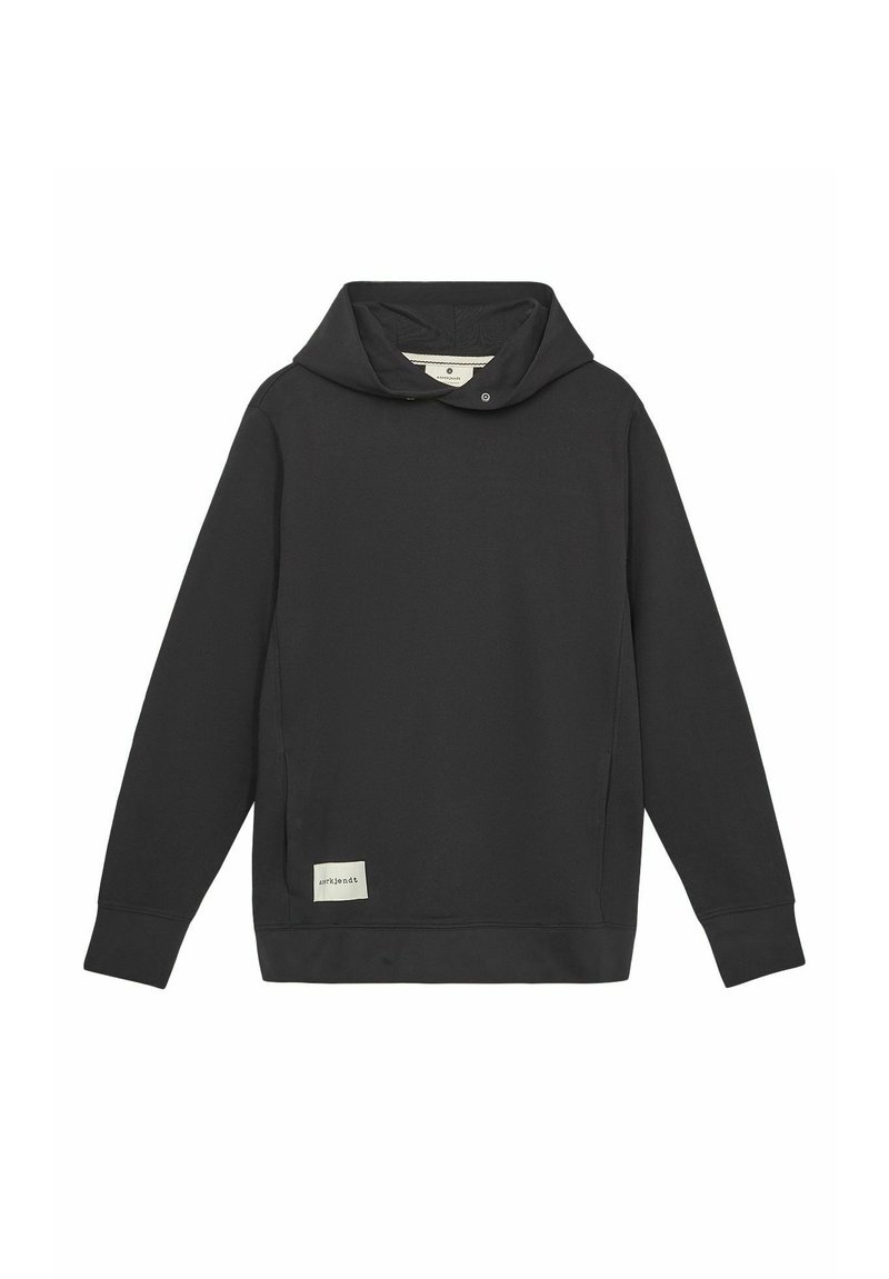 Schwarzer Pullover mit hohem, Kapuzenkragen, Seitennähten und einem kleinen Etikett am Saum. Weicher Stoff, lange Ärmel und lockere Passform.