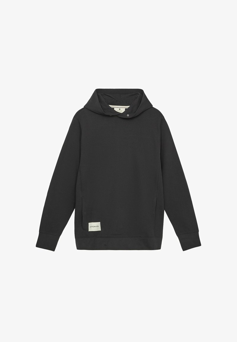 Sort sweatshirt med høj, hættekrave, sidelommer og et lille mærke ved sømmen. Blødt stof, lange ærmer og en afslappet pasform.