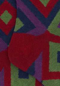 Calzini lavorati a maglia multicolore con un motivo geometrico a diamanti rossi, verdi, blu e viola. Orlo a coste e tacco rinforzato.