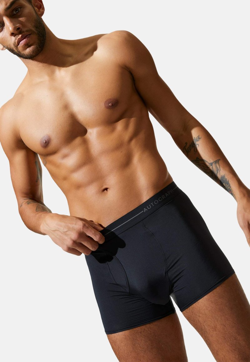 Svarta boxershorts med en slät textur och en åtsittande design. Har ett mjukt midjeband med "AUTOGRAPH"-logotyp i grått.