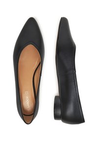 Czarne płaskie buty z sztucznej skóry z wyciągniętym noskiem, z detalem wycięcia oraz niskim, okrągłym obcasem. Gładka tekstura z beżową wkładką.