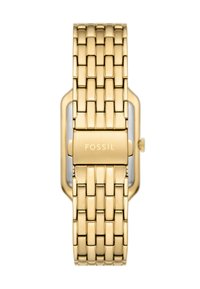 Montre-bracelet en métal doré avec un bracelet tissé, boîtier rectangulaire et cadran clair affichant l'heure. Présente le logo gravé "FOSSIL" sur le fermoir.