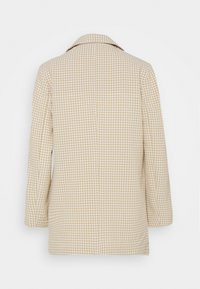 Manteau beige à carreaux avec un col classique, des manches longues et une fente au dos. Le tissu présente un motif à carreaux avec une texture lisse.