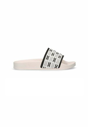 Infradito bianco con suola testurizzata, dotate di una cinghia nera decorata con un motivo a logo bianco e nero ripetuto.