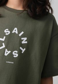 smALLSAINTS TIERRA CREW LOGO  - Apdrukāts T-krekls - khaki green