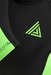 Fekete neoprén anyag zöld díszítéssel és háromszög logóval. Simas textúra lapos varrással és testhezálló kialakítással.