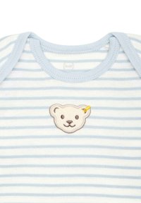 Monito de algodón a rayas azul claro y blanco con un rostro de oso bordado y un acento amarillo. Cuello redondeado y textura suave.