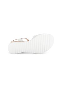 Witte sandaal met een getextureerde rubberen zool, voorzien van een gladde bovenste band en een iets verhoogde hak voor extra steun.