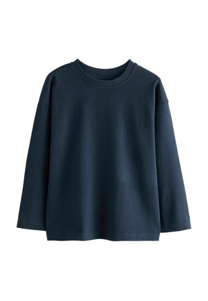Tamsiai mėlyna ilgomis rankovėmis crewneck marškinėlė su laisvu sėdėjimu ir paprastu dizainu, rodomi ant baltos fono.