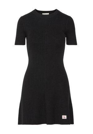 Μαύρο ριμπ πλεκτό φόρεμα με κοντά μανίκια, στρογγυλή λαιμόκοψη και μικρό λογότυπο Calvin Klein κοντά στο κάτω μέρος στην αριστερή πλευρά.