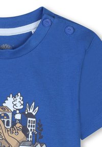 Blauwe T-shirt met korte mouwen, voorzien van een grafische print van gebouwen en natuur. Inclusief twee blauwe drukknoopjes op de schouder.