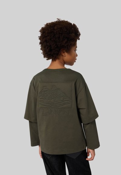 Grünes Baumwoll-T-Shirt mit übergroßen Ärmeln, das ein geprägtes Sneaker-Design und den Text "LANVIN" auf der Rückseite trägt.