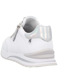 Vita sneakers med iriserande hälaccenter, dragkedjedetalj framtill, texturerad ovandel och en skulpterad sula för extra stöd.