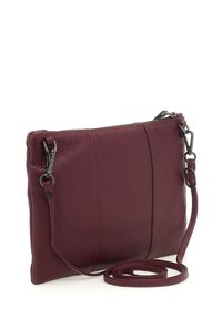 Piccola borsa a tracolla in pelle rossa scura, con una texture, dotata di una tracolla regolabile e ganci in metallo, su uno sfondo bianco.