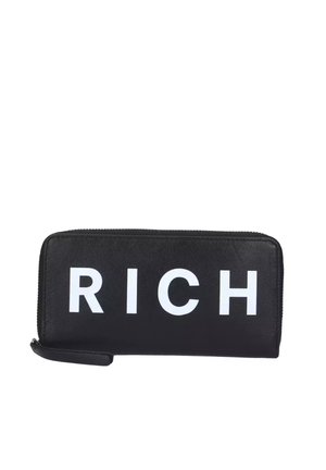 Portafoglio nero con zip realizzato in materiale liscio, con grande scritta bianca che dice "RICH" sul davanti. Include un cinturino per il polso laterale.