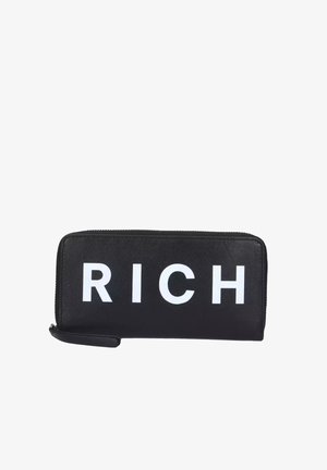 Portafoglio nero con zip realizzato in materiale liscio, con grande scritta bianca che dice "RICH" sul davanti. Include un cinturino per il polso laterale.