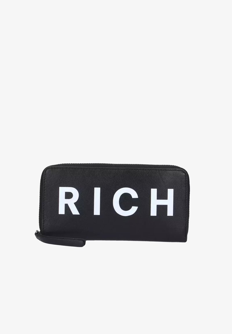 Portafoglio nero con zip realizzato in materiale liscio, con grande scritta bianca che dice "RICH" sul davanti. Include un cinturino per il polso laterale.