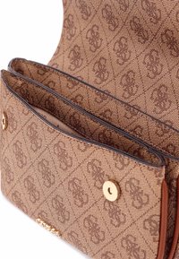 Borsa a tracolla marrone con motivo, dotata di due scomparti, hardware dorato e esterno in tessuto strutturato. Presenta una chiusura sicura e un bordo in contrasto.