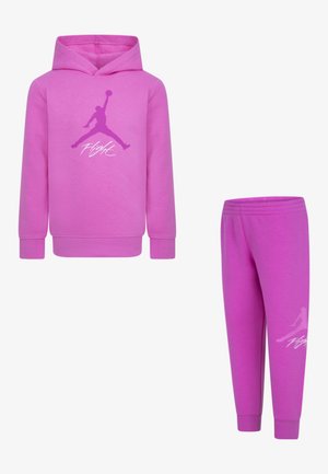 Set di felpa rosa con pantaloni abbinati. La felpa presenta un logo stilizzato sul davanti; entrambi i capi hanno polsini a costine e una texture morbida.