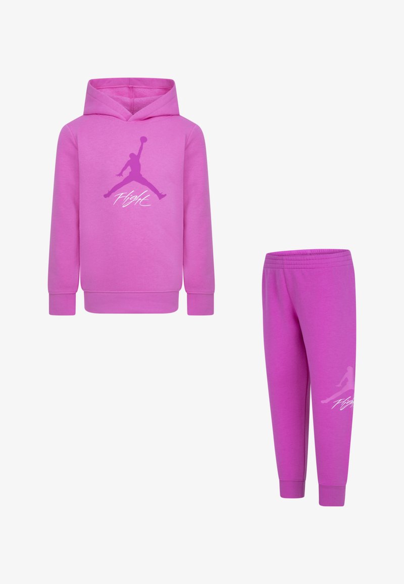 Set di felpa rosa con pantaloni abbinati. La felpa presenta un logo stilizzato sul davanti; entrambi i capi hanno polsini a costine e una texture morbida.